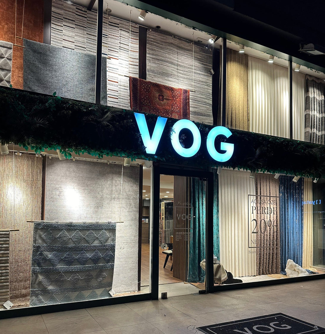 İstanbul Kartal'daki Vog Concept showroom'unda el dokuma halı ve kartela seçimi