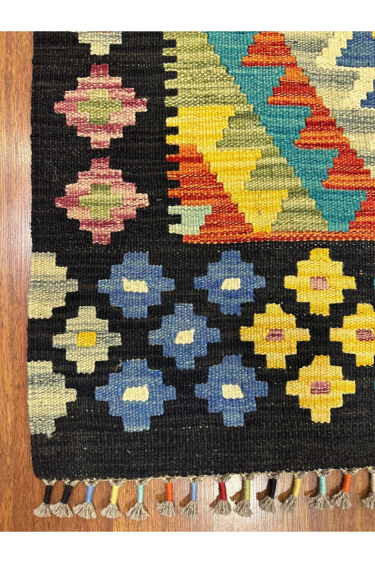 Miras Siyah Çerçeveli Etnik Desen Kök Boya El Emeği Doğal İplik Geleneksel Kilim Koleksiyonu - Kırmızı