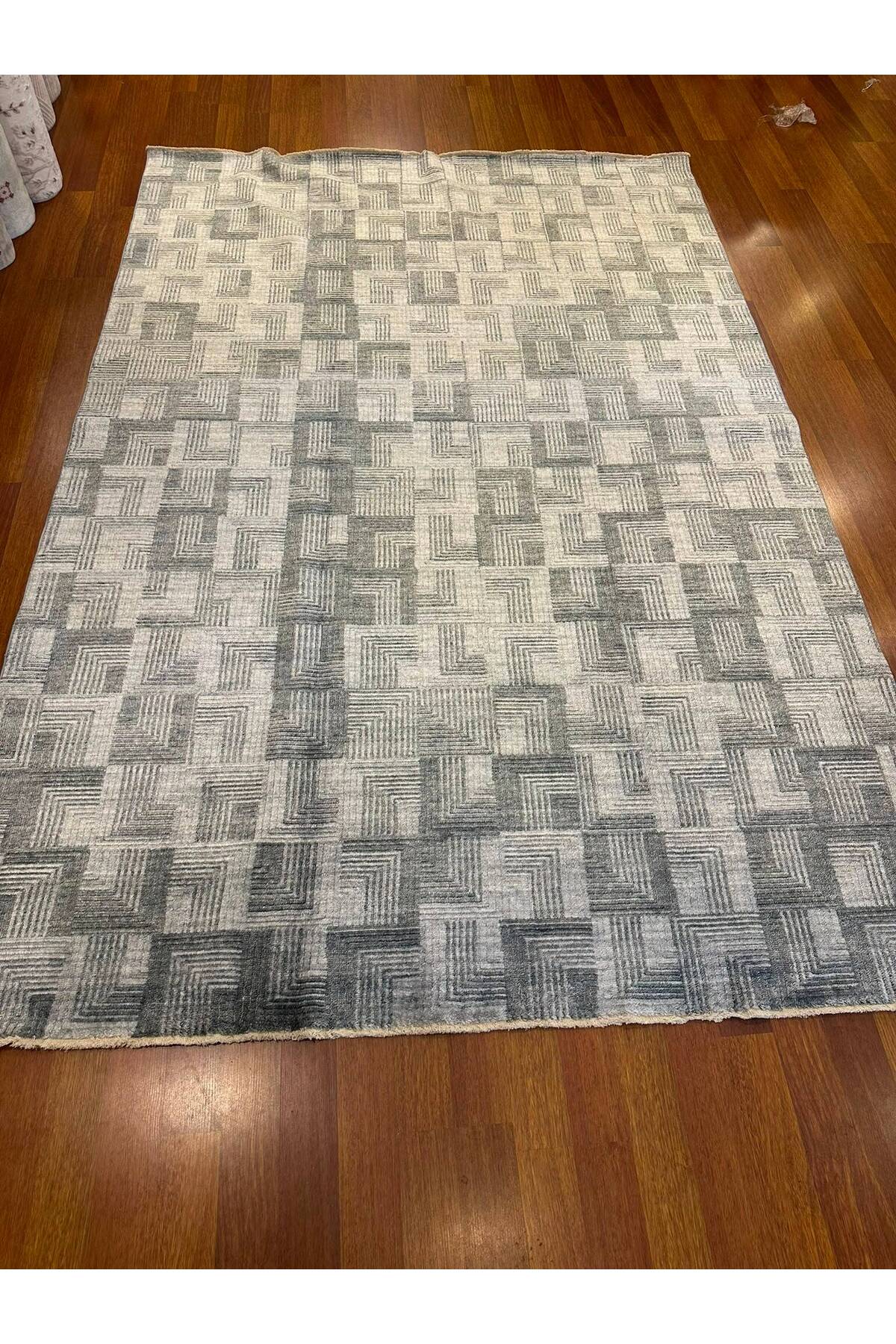 Modern Geometrik El Dokuma Çok Renkli Gri Antrasit Kare Desenli Çizgisel Dokulu Salon Halısı - Gümüş