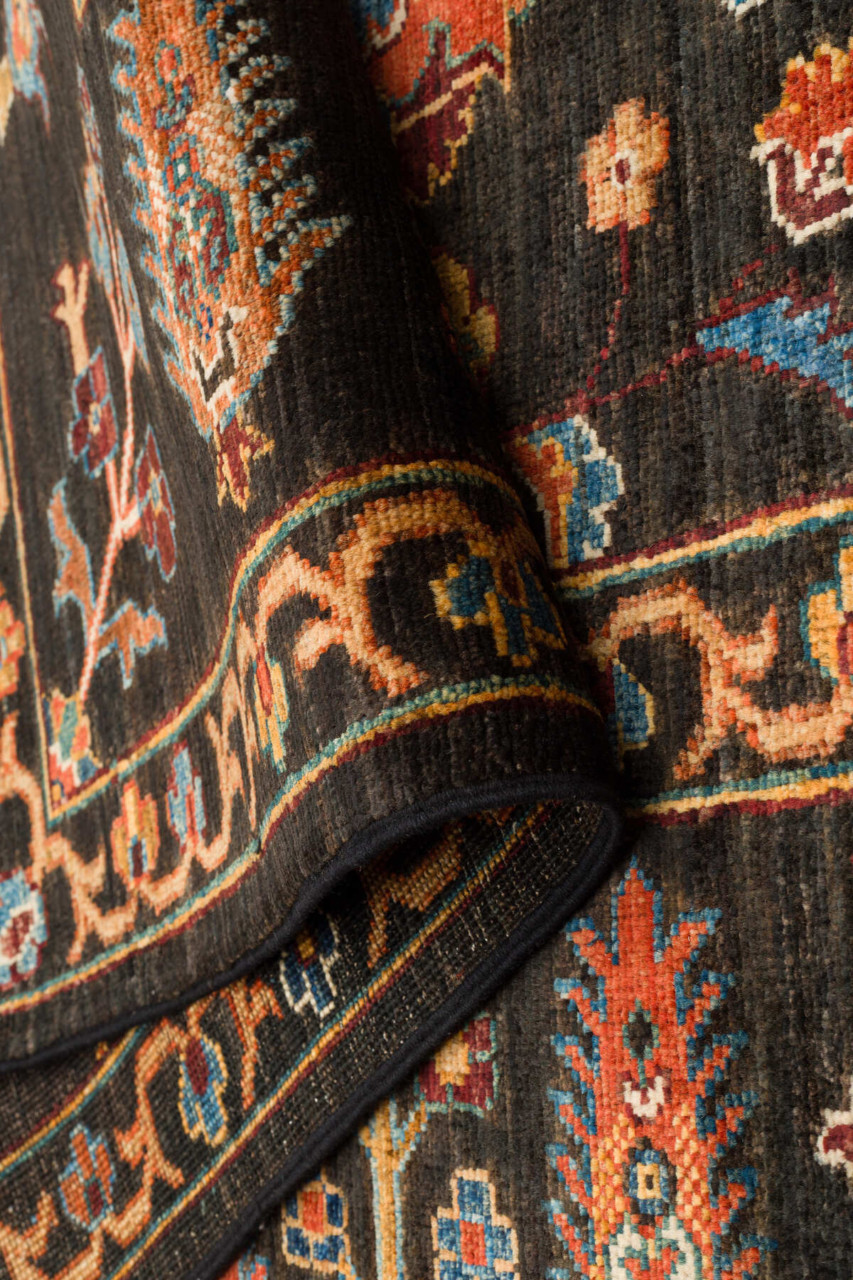 Sultani El Dokuma Yün Halı Siyah Zeminli Çiçek Motifli Klasik Desenli Vintage Premium Salon Halısı